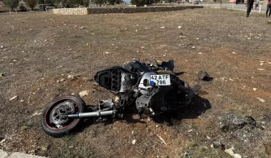 Antalya’da Motosiklet ve Hafif Ticari Araç Çarpıştı: 1’i Ağır 2 Yaralı