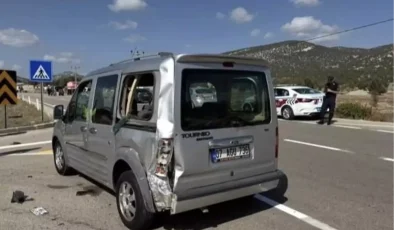 Antalya’da Trafik Kazası: 1’i Ağır 2 Yaralı